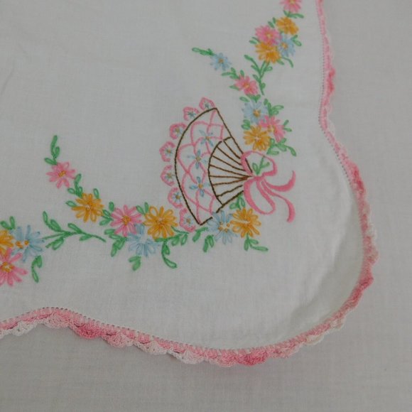 Hand Embroidered Table Runner Dresser Scarf Fans Flowers Crochet Vintage - Picture 2 of 8
